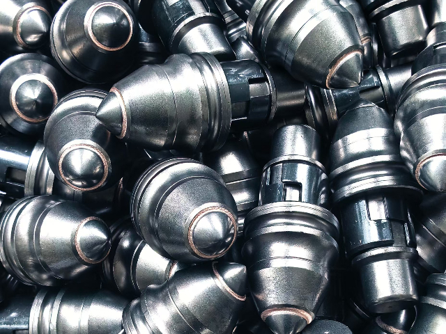 Důlní tvrdokovové nástroje a vrtné korunky